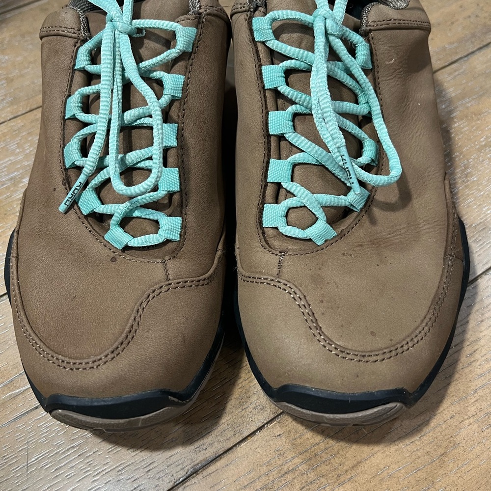 Preloved Women’s Kuru Chicane Brown Hiking Shoes with Teal Laces
